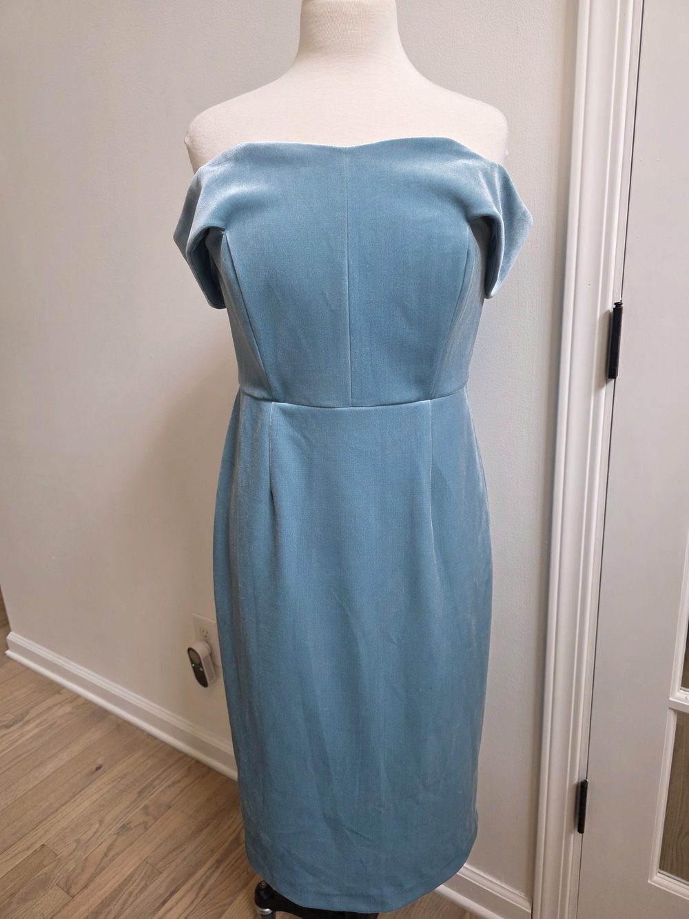 Off-Shoulder Blue Velvet Sheath Dress